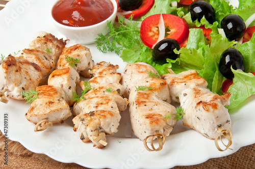 skewers of chicken with salad 