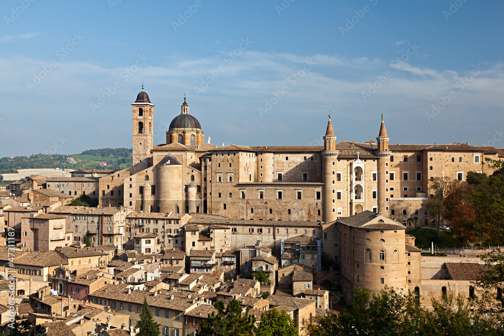 Urbino, il centro storico con il Palazzo Ducale ed il Duomo