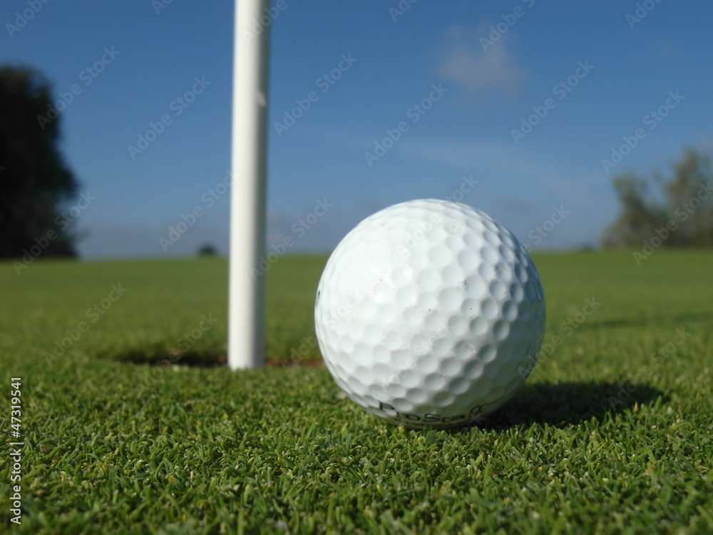 Obraz premium balle de golf près du trou