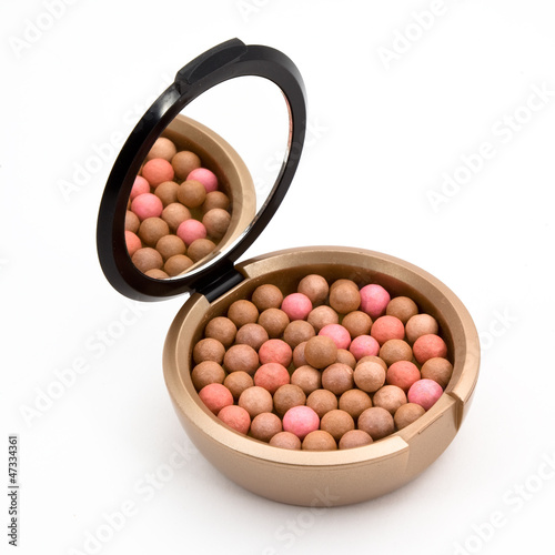 Blusher in a small box with a mirror