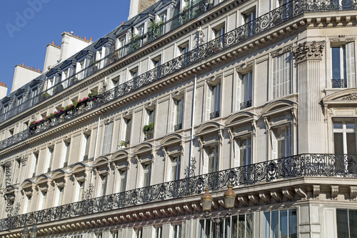 Fassade eines traditionellen Wohngebäudes in Paris, Frankreich © Ralf Gosch