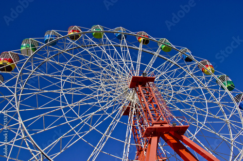Riesenrad mit blauem Himmel