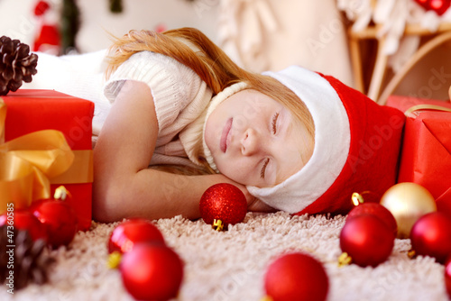 Девочка  уснула рядом с подарками