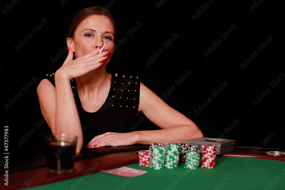 mit Zigarette beim pokern mit Zigarette beim pokern