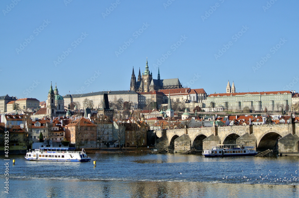 Naklejka premium Kalrsbrücke mit Betisdom & Regierung