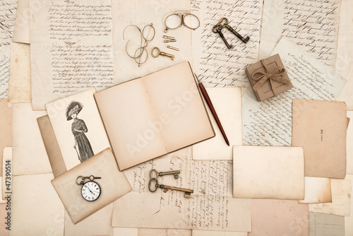 Obraz na płótnie antique accessories, old letters and fashion drawing