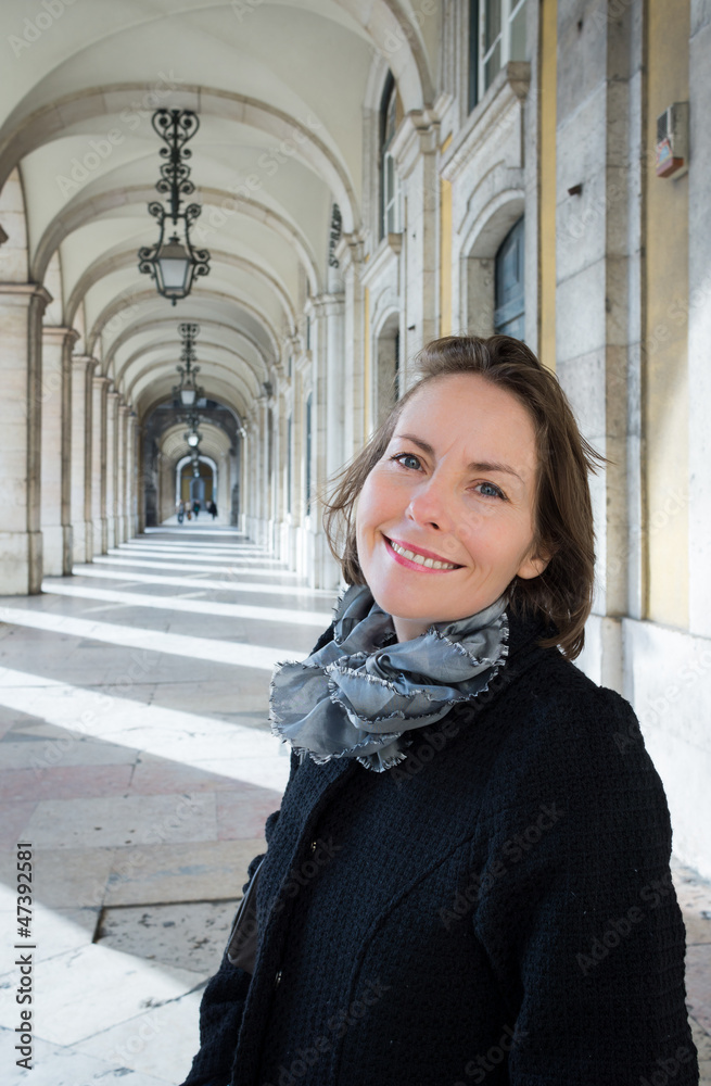 Fototapeta premium femme sous les arcades