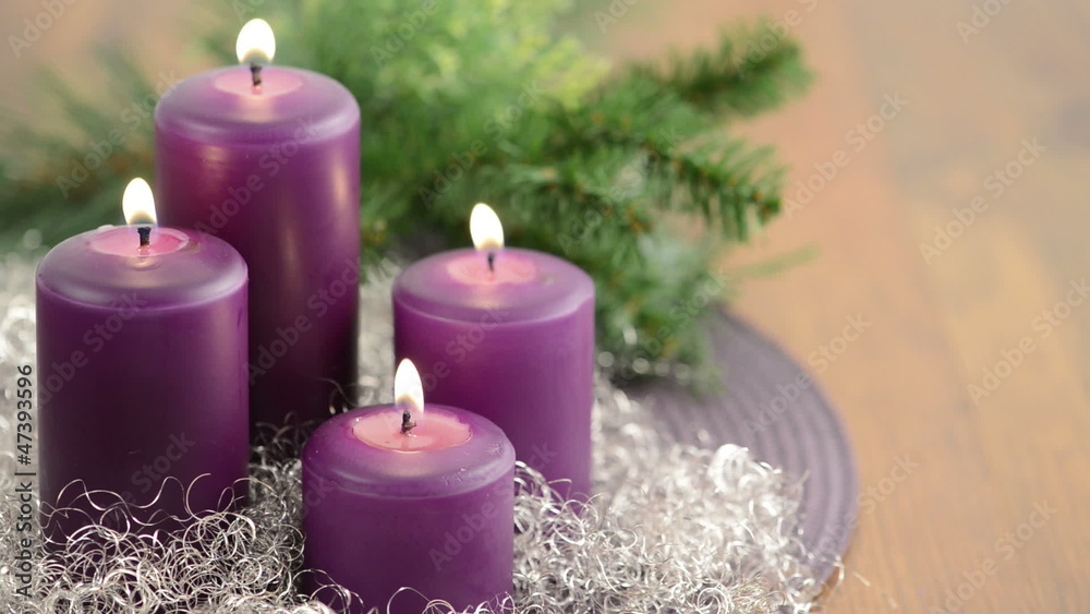 Weihnachten mit vier brennende Adventskerzen