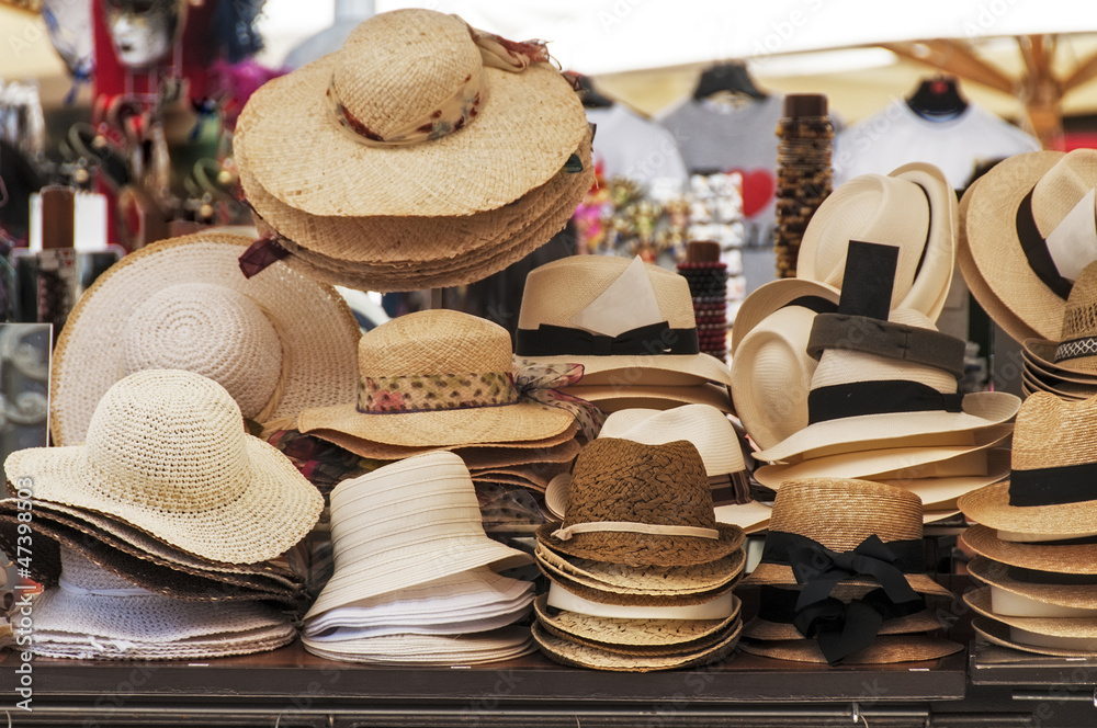 Cappelli in vendita su una bancarella del mercato