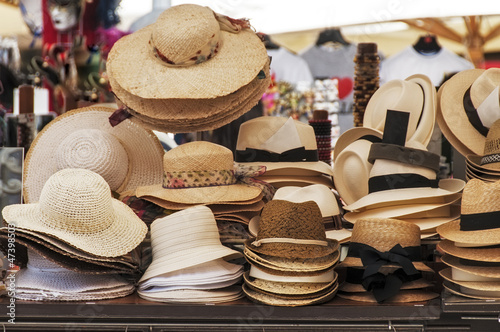 Cappelli in vendita su una bancarella del mercato