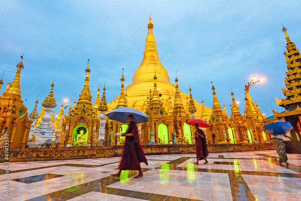 Fototapeta premium Shwedagon Pagoda at early morning in Yangon, Myanmar.
