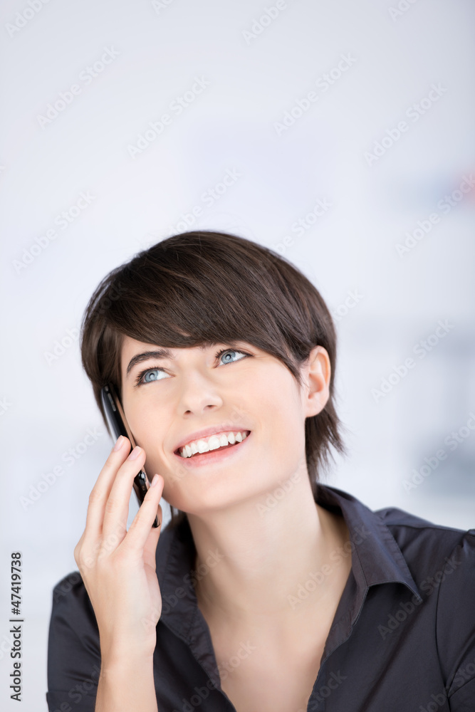 frau telefoniert mit ihrem smartphone frau telefoniert mit ihrem smartphone