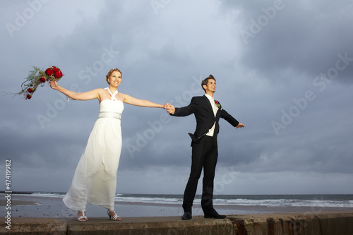 Hochzeitspaar am windigen Strand photo