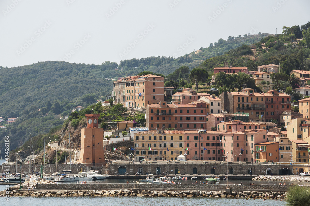 Hafen mit Turm von Rio Marina, Insel Elba, Italien