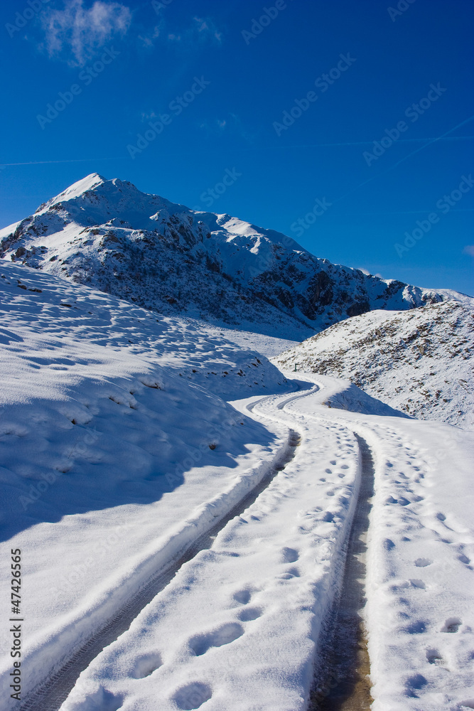 Strada innevata verso il monte Mondolè