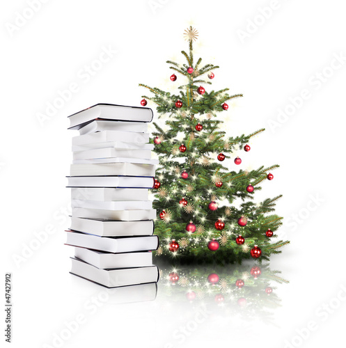 Bücher vor Weihnachtsbaum