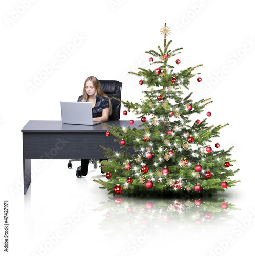 Weihnachtsbaum und Schreibtisch