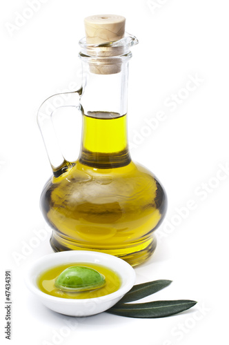 ampolla olio con oliva e foglie su sfondo bianco