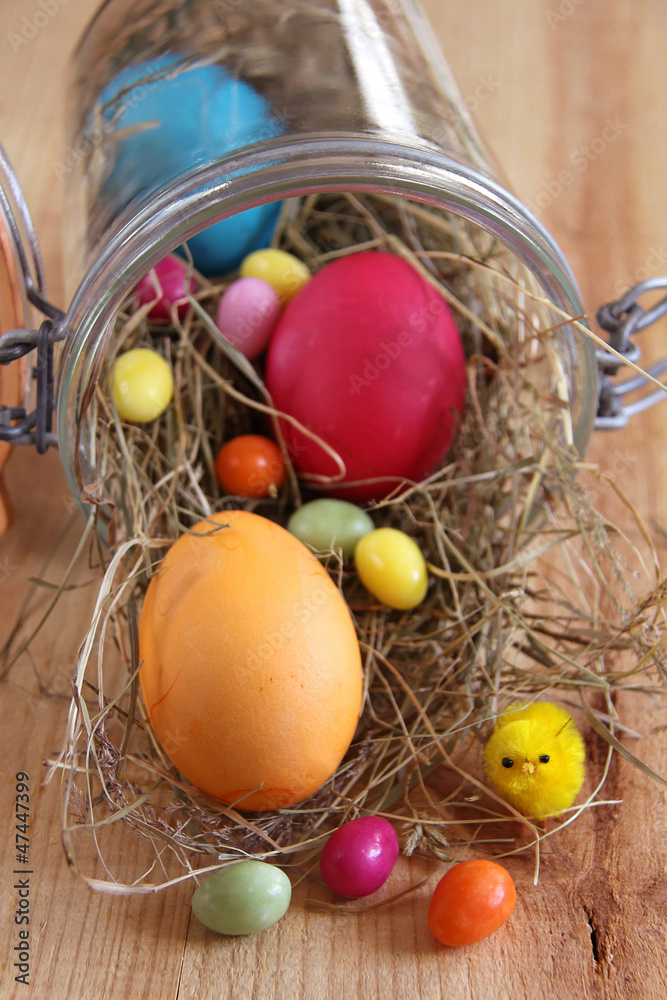 bunt gefärbte eier, drageeeier und osterküken Stock-Foto | Adobe Stock