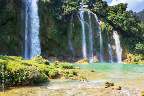 Fototapeta Naklejka Na Ścianę i Meble -  Waterfall in Vietnam
