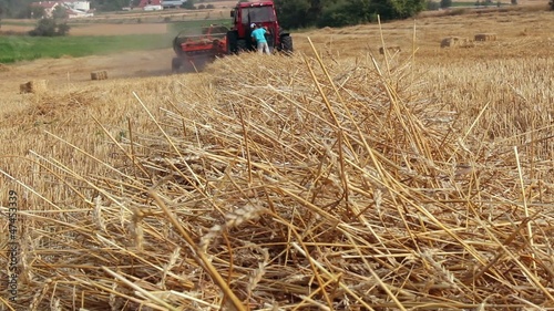 AGRİCULTURAL BALLER MACHİNE İN THE FİELD