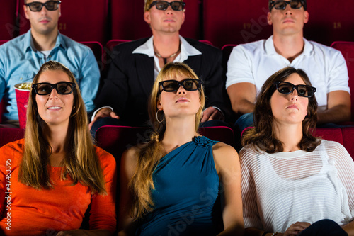 Junge Leute schauen einen 3D Film im Kino