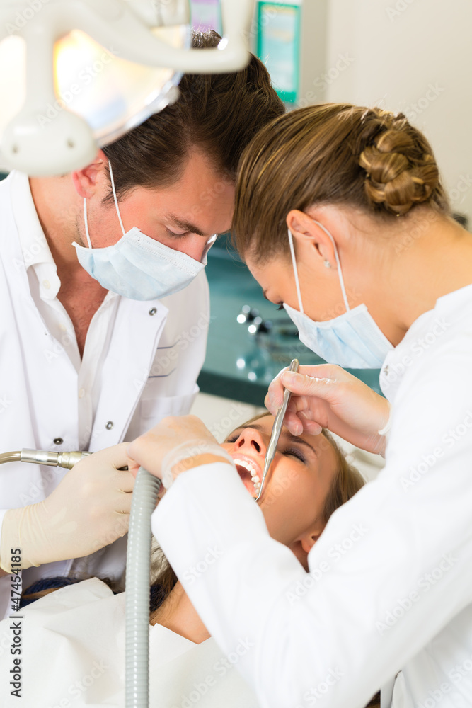 Patientin bei Zahnarzt - Behandlung mit Bohren Patientin bei Zahnarzt - Behandlung mit Bohren