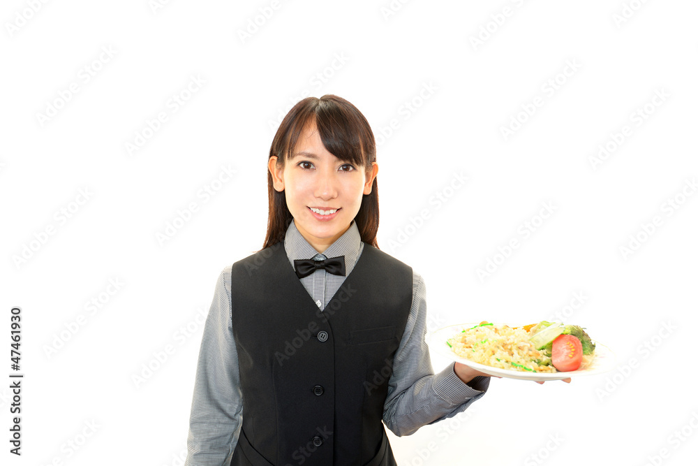料理を運ぶ笑顔のウェイトレス 料理を運ぶ笑顔のウェイトレス
