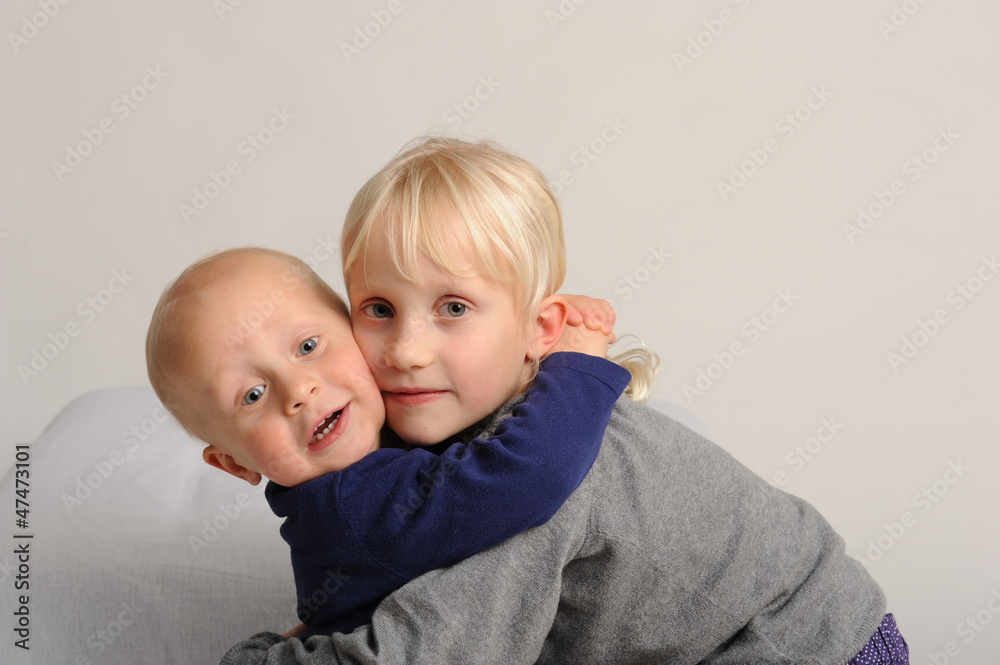 Zwei kleine Kinder halten sich im Arm Zwei kleine Kinder halten sich im Arm