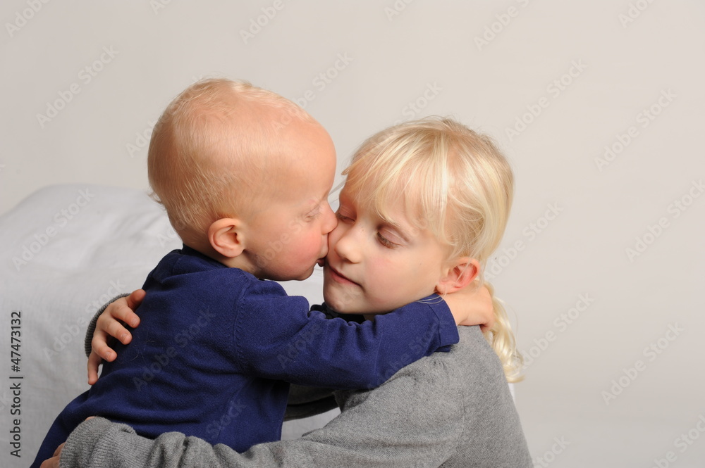 Zwei kleine Kinder küssen sich Stock-Foto | Adobe Stock