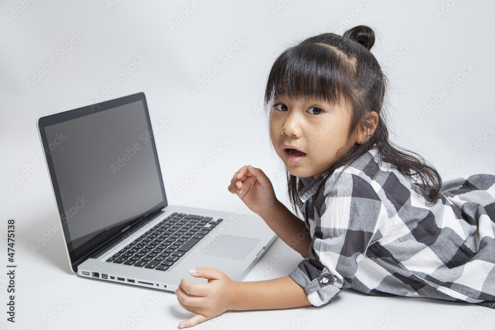ノートパソコンで学ぶ女の子