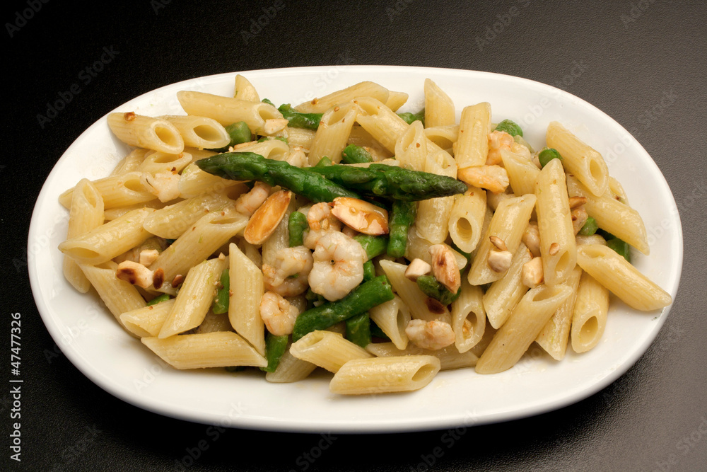 Pennette con asparagi, gamberetti e mandorle tostate Pennette con asparagi, gamberetti e mandorle tostate