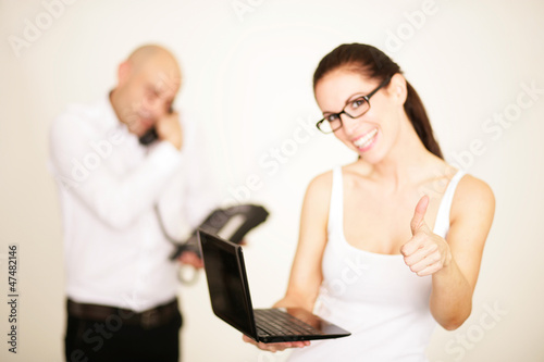 Begeisterte Frau im Büro photo