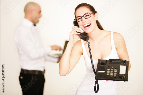 Frau lachend am Telefon photo