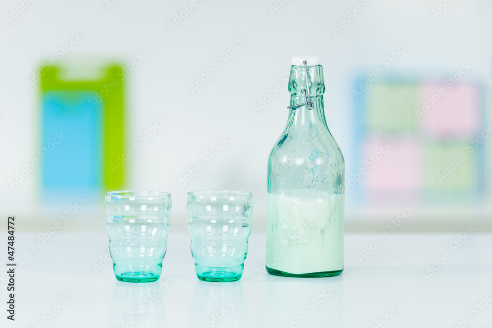 milchflasche mit gläsern milchflasche mit gläsern