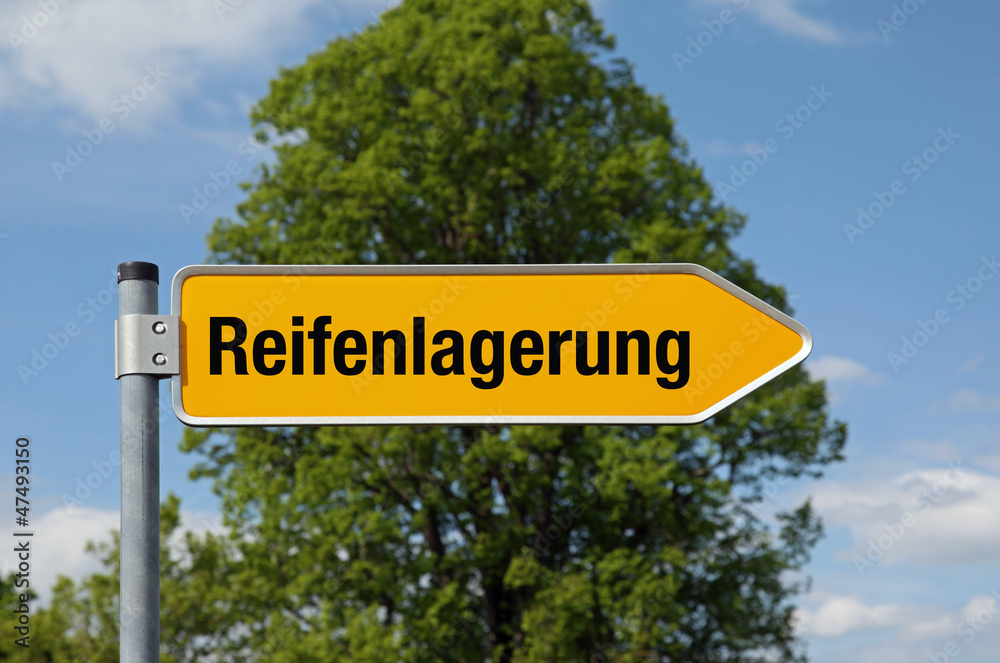 Fototapeta premium Pfeil mit Baum REIFENLAGERUNG