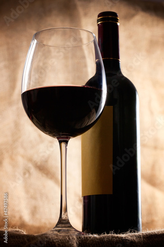 Copa de vino tinto y botella