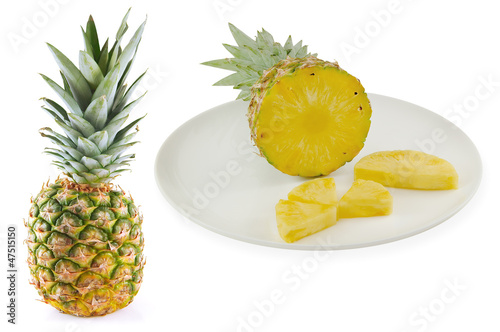 ananas entier et coupe sur fond blanc