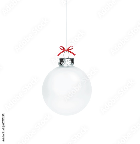 Weiße Weihnachtskugel mit Schleifchen