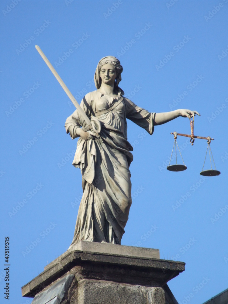 Justitia Gerechtigkeit mit Waage und Schwert