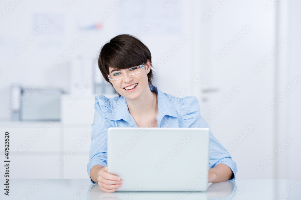 lächelnde frau im büro mit laptop lächelnde frau im büro mit laptop
