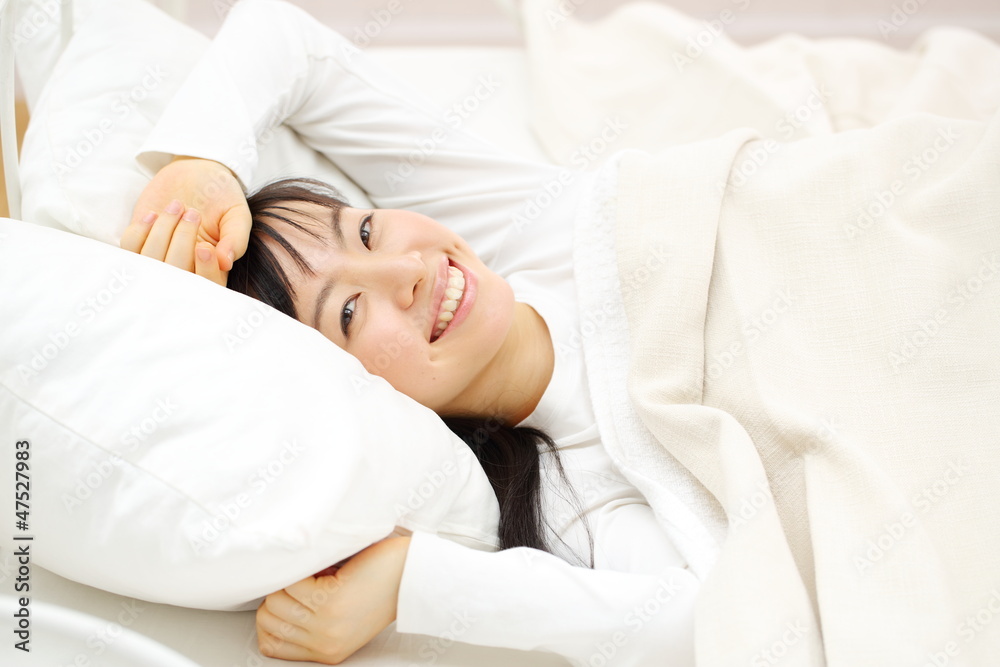 ベッドに入る女の子 ベッドに入る女の子