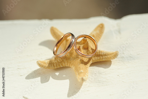 Bild auf Leinwand Two Rings on Sea Star