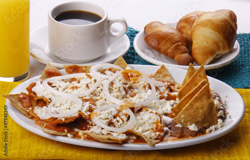 Chilaquiles en salsa roja de México. Comida mexicana