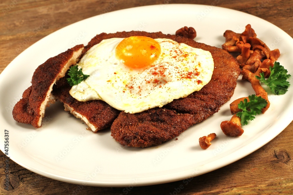 Schnitzel mit Spiegelei Schnitzel mit Spiegelei
