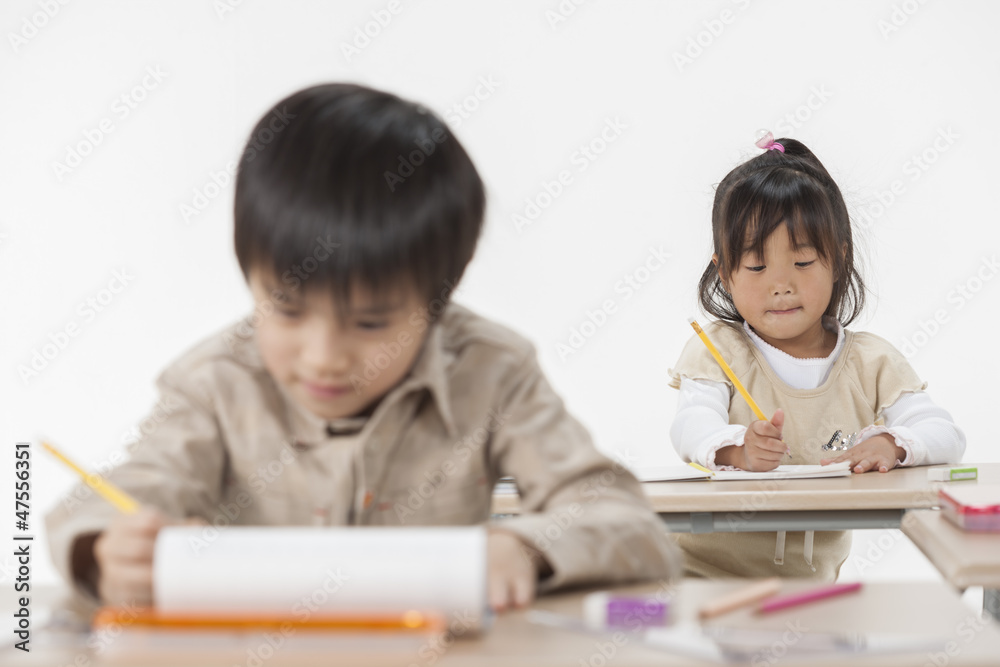 勉強をする子供たち 勉強をする子供たち