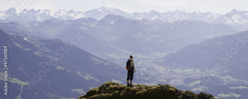 frau blickt ins tal vom wilden kaiser aus