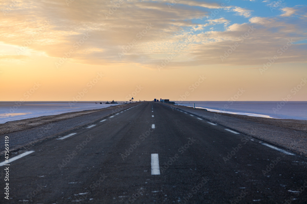 Fototapeta premium Road into horizon at sunset early morning