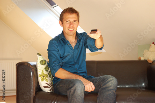 Slika na platnu homme regardant la télévision