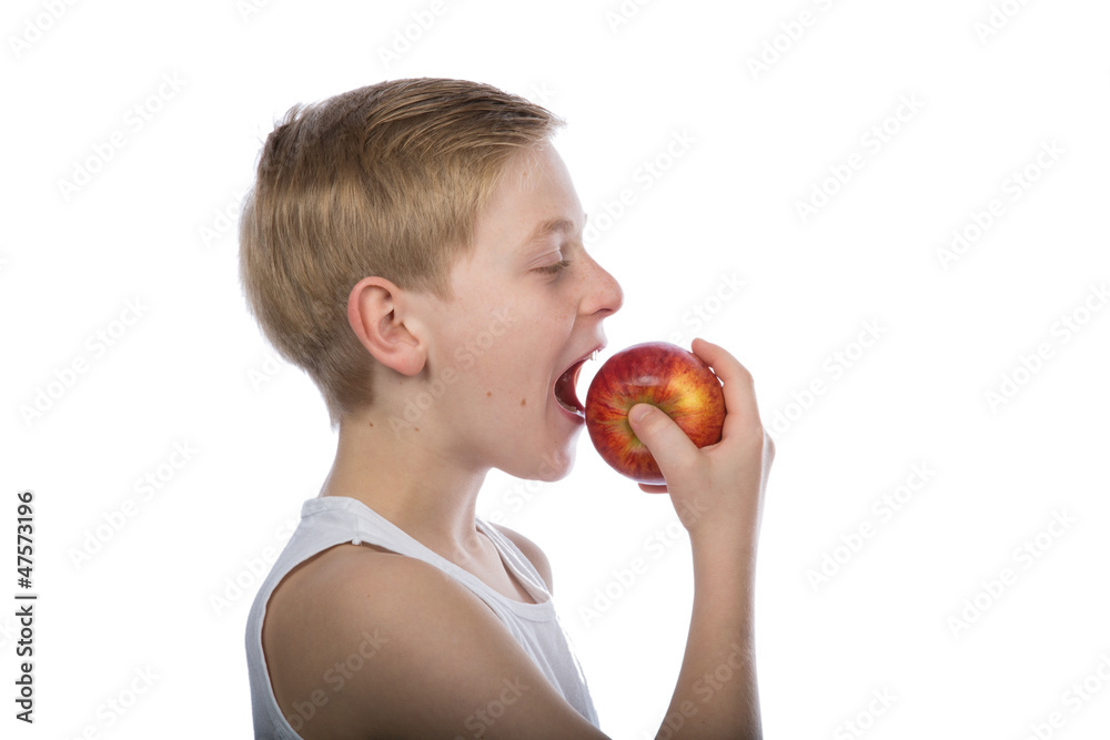Junge isst einen roten Apfel Junge isst einen roten Apfel